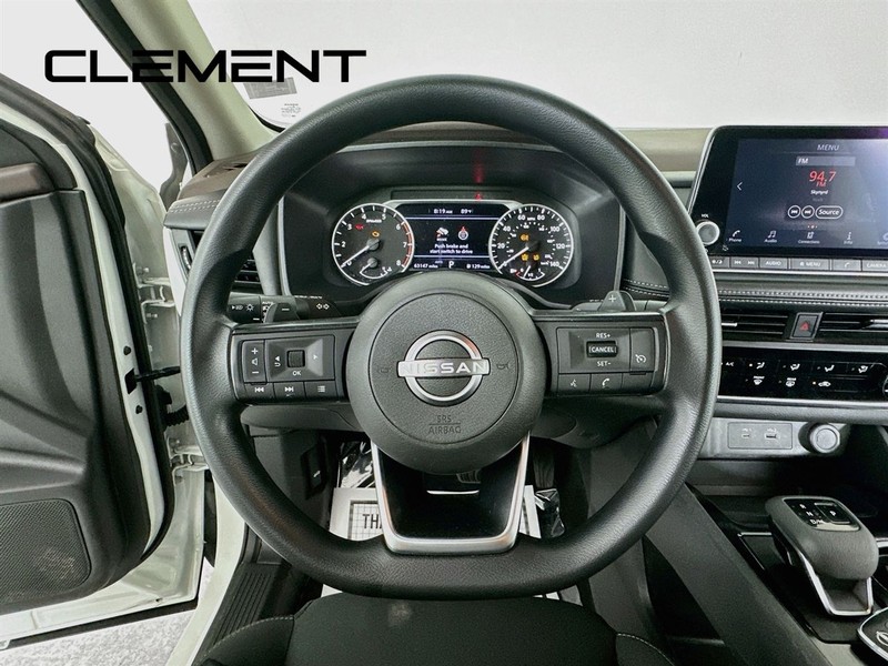 Nissan Rogue Vehicle Full-screen Gallery Image 15