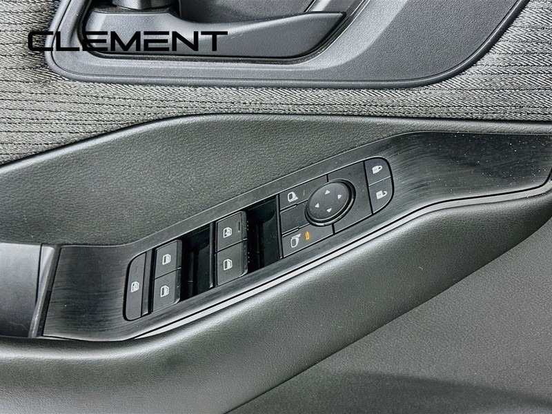 Nissan Rogue Vehicle Full-screen Gallery Image 24