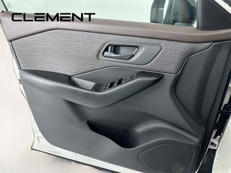 Nissan Rogue Vehicle Full-screen Gallery Image 26