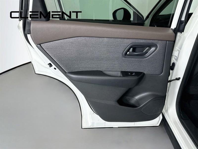 Nissan Rogue Vehicle Full-screen Gallery Image 29