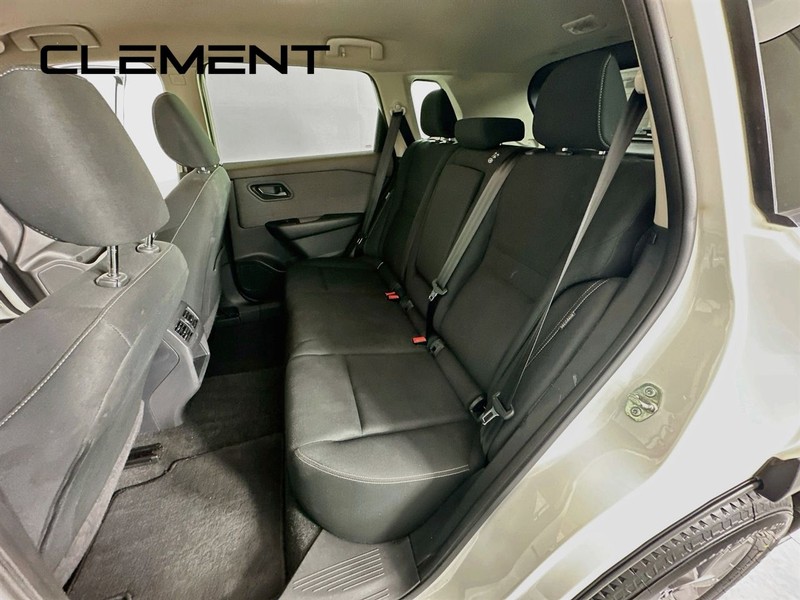 Nissan Rogue Vehicle Full-screen Gallery Image 30