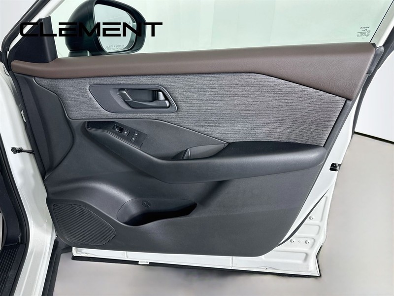 Nissan Rogue Vehicle Full-screen Gallery Image 33