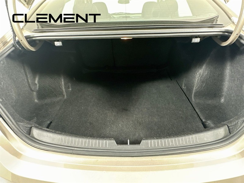 Chevrolet Malibu Vehicle Full-screen Gallery Image 11