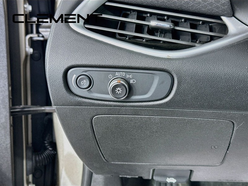Chevrolet Malibu Vehicle Full-screen Gallery Image 14