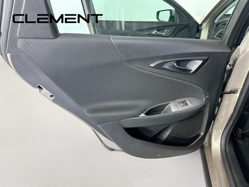 Chevrolet Malibu Vehicle Full-screen Gallery Image 30