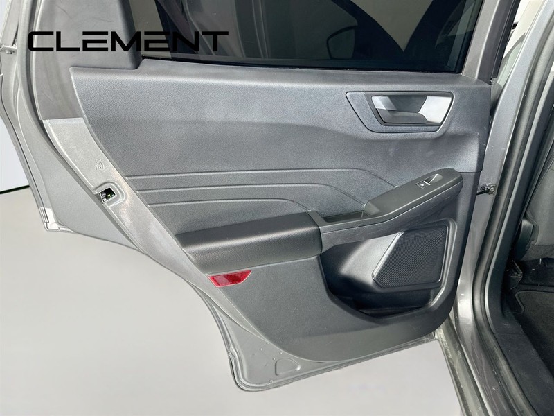 Ford Escape Vehicle Full-screen Gallery Image 29