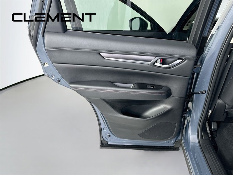 Mazda CX-5 Vehicle Full-screen Gallery Image 31