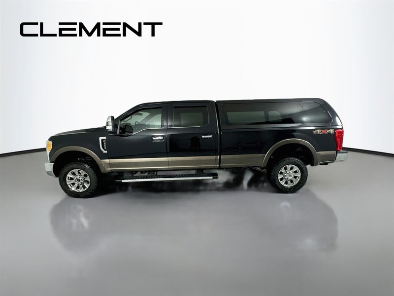 Ford Super Duty F-350 SRW Vehicle Full-screen Gallery Image 6