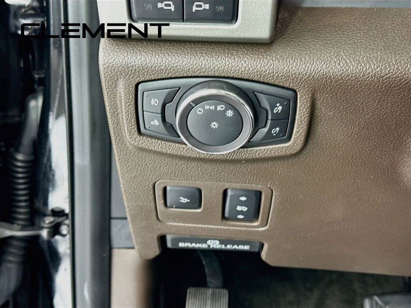 Ford Super Duty F-350 SRW Vehicle Full-screen Gallery Image 12