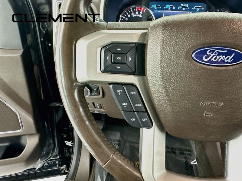 Ford Super Duty F-350 SRW Vehicle Full-screen Gallery Image 15
