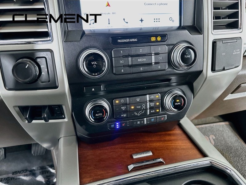 Ford Super Duty F-350 SRW Vehicle Full-screen Gallery Image 20