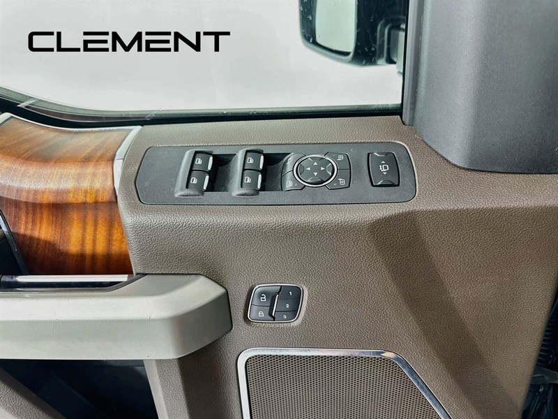 Ford Super Duty F-350 SRW Vehicle Full-screen Gallery Image 24