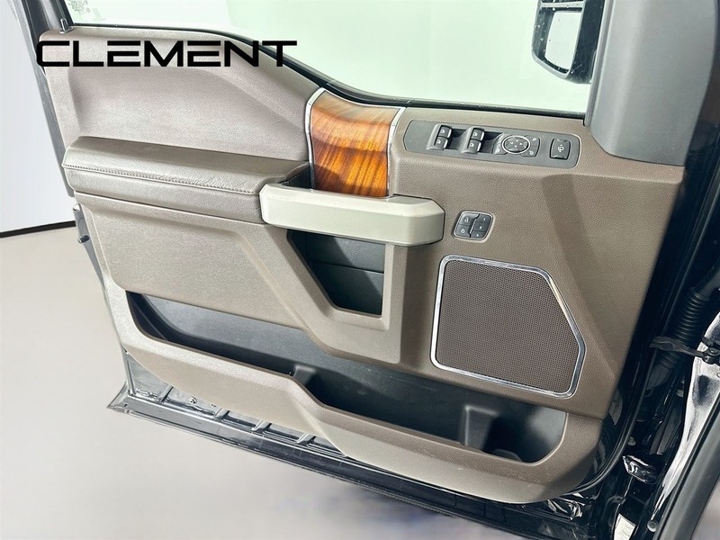 Ford Super Duty F-350 SRW Vehicle Full-screen Gallery Image 26
