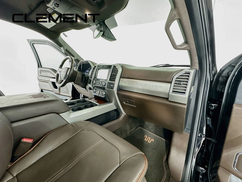 Ford Super Duty F-350 SRW Vehicle Full-screen Gallery Image 32