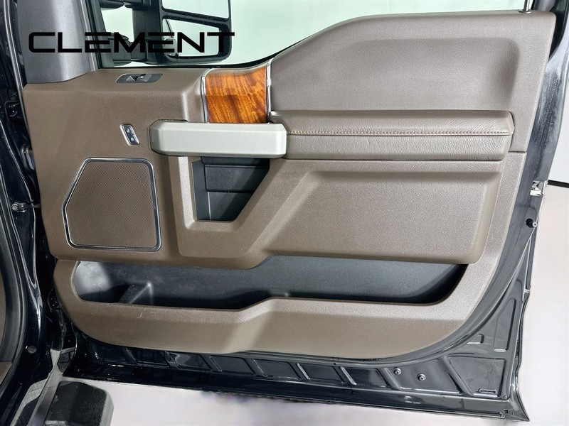 Ford Super Duty F-350 SRW Vehicle Full-screen Gallery Image 33