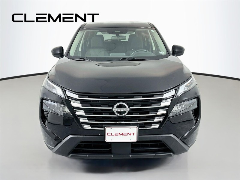 Nissan Rogue Vehicle Full-screen Gallery Image 3