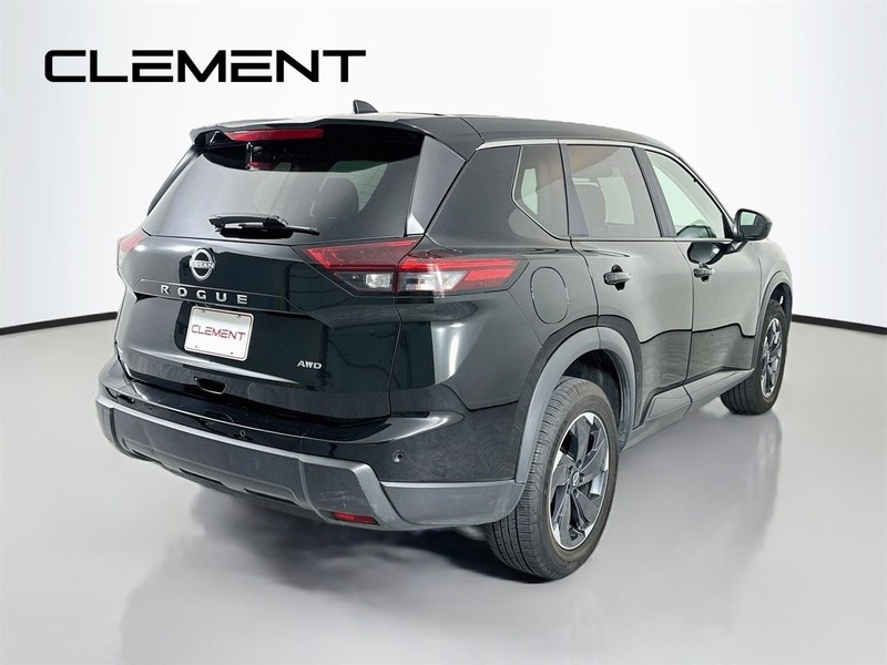 Nissan Rogue Vehicle Full-screen Gallery Image 7