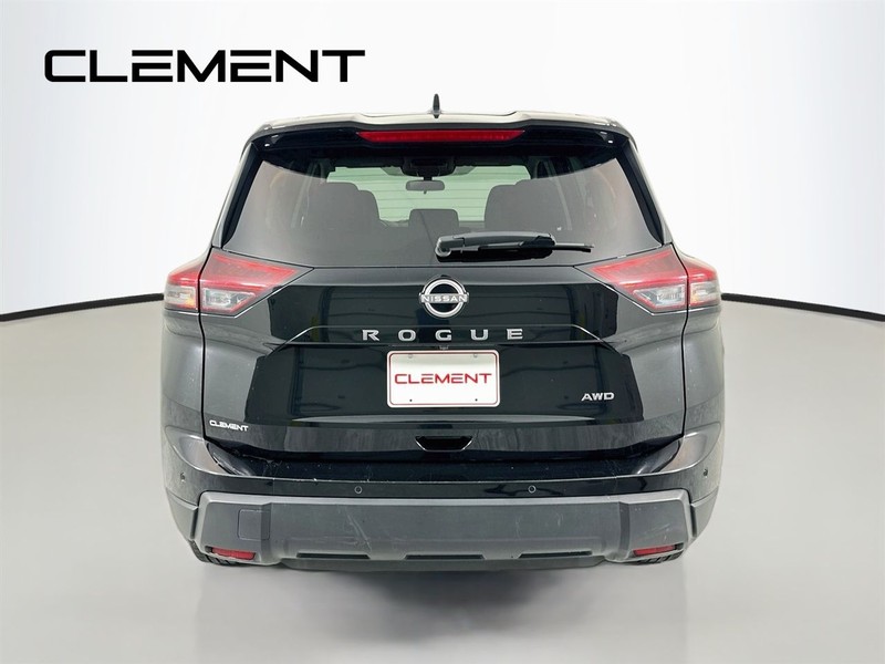 Nissan Rogue Vehicle Full-screen Gallery Image 8