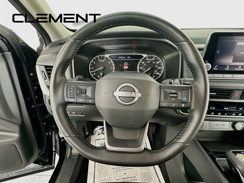 Nissan Rogue Vehicle Full-screen Gallery Image 15