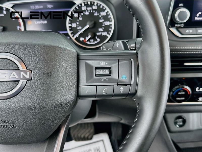Nissan Rogue Vehicle Full-screen Gallery Image 17