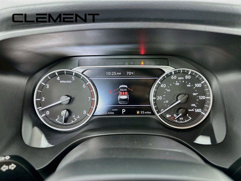 Nissan Rogue Vehicle Full-screen Gallery Image 18