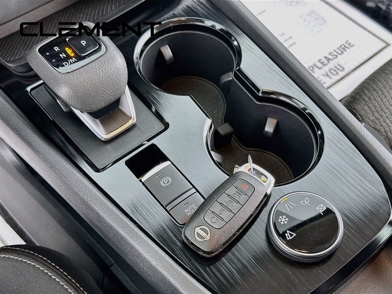 Nissan Rogue Vehicle Full-screen Gallery Image 23