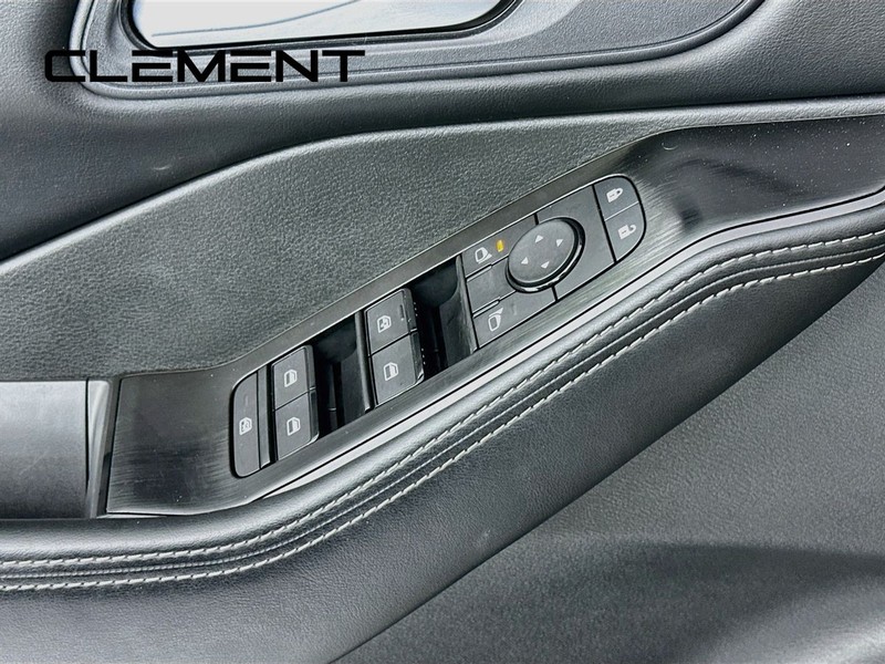 Nissan Rogue Vehicle Full-screen Gallery Image 24
