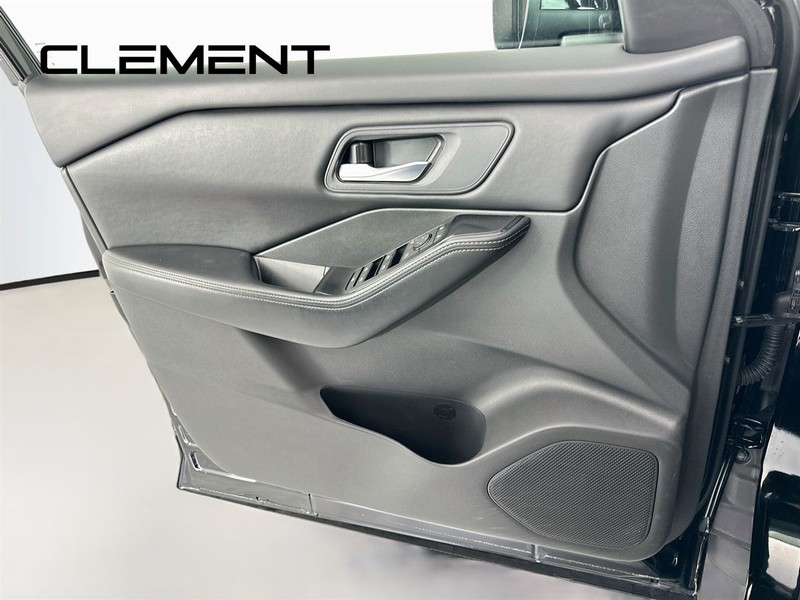 Nissan Rogue Vehicle Full-screen Gallery Image 26