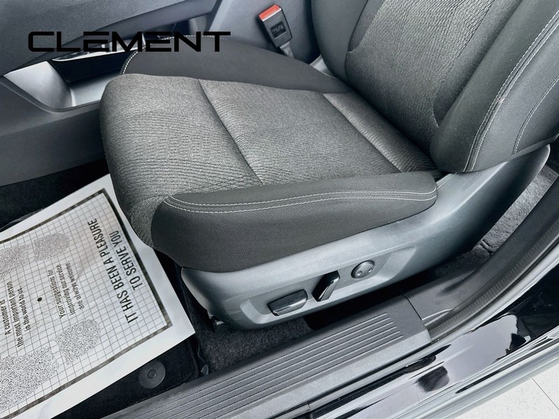 Nissan Rogue Vehicle Full-screen Gallery Image 27