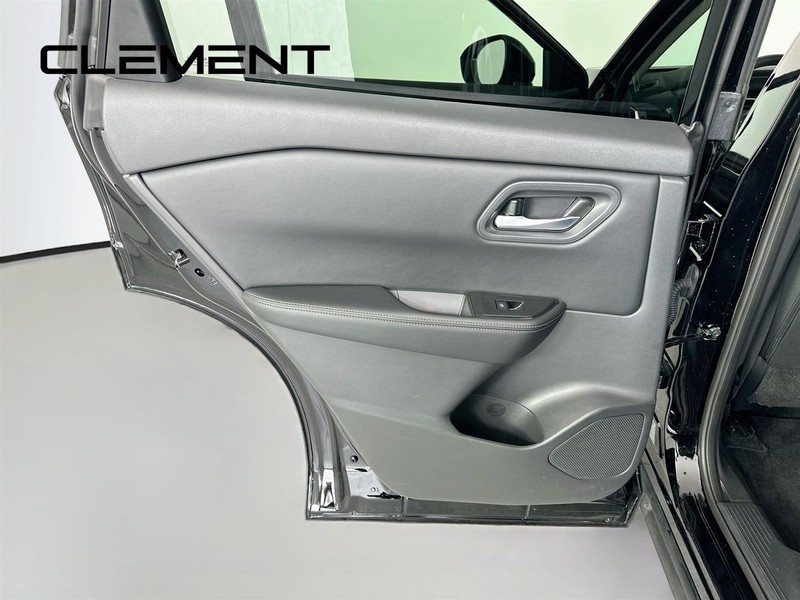 Nissan Rogue Vehicle Full-screen Gallery Image 29