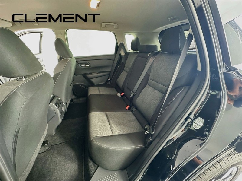 Nissan Rogue Vehicle Full-screen Gallery Image 30