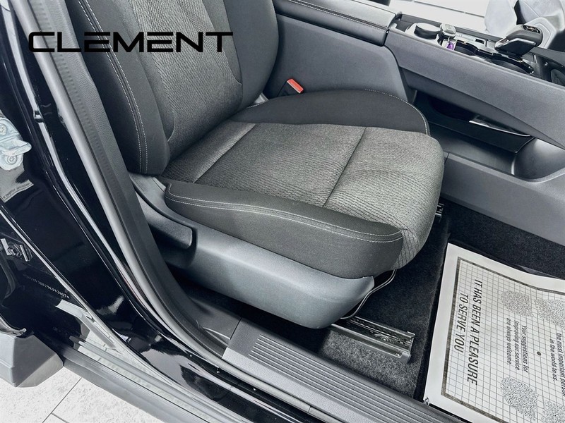 Nissan Rogue Vehicle Full-screen Gallery Image 31