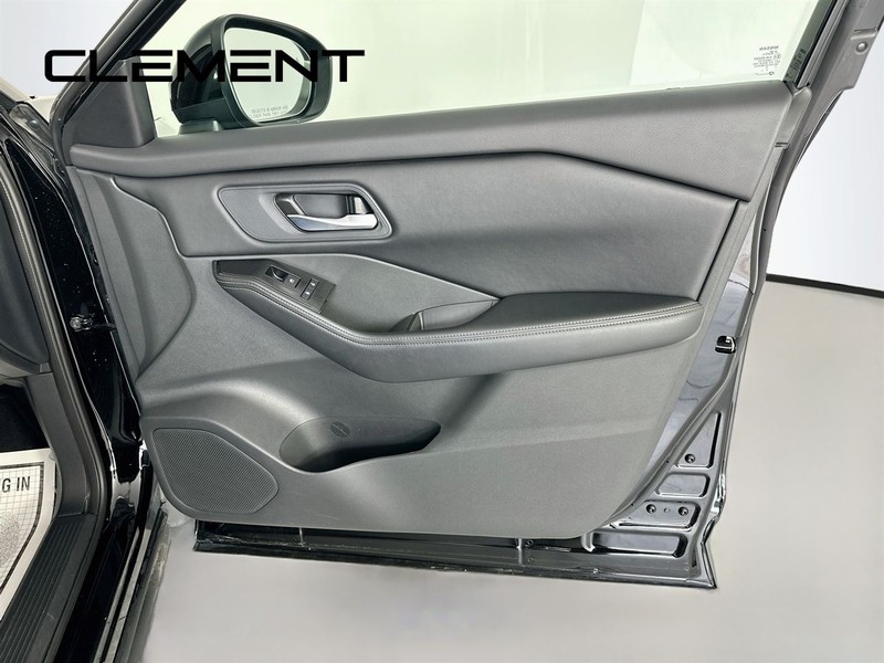 Nissan Rogue Vehicle Full-screen Gallery Image 33