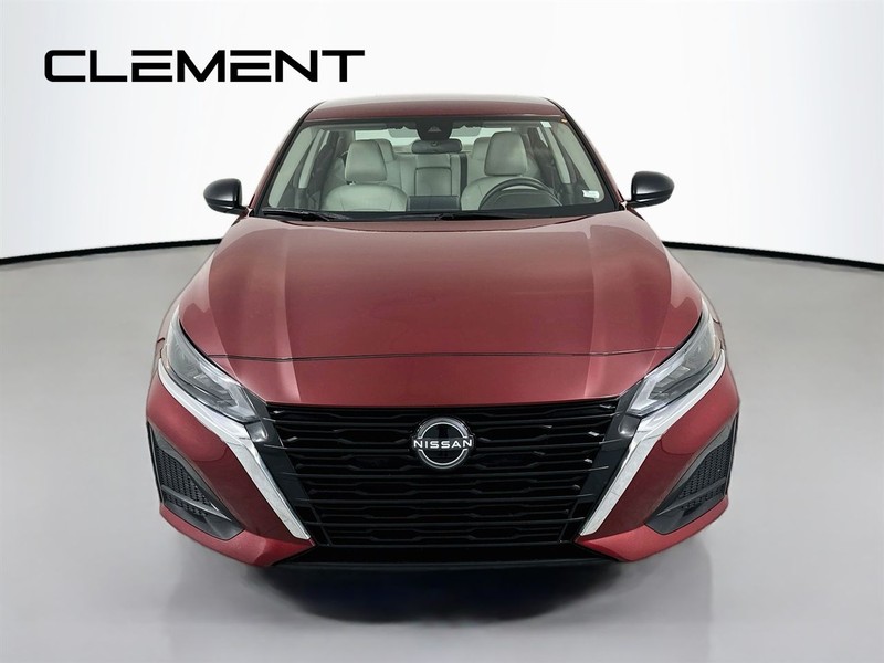 Nissan Altima Vehicle Image 03