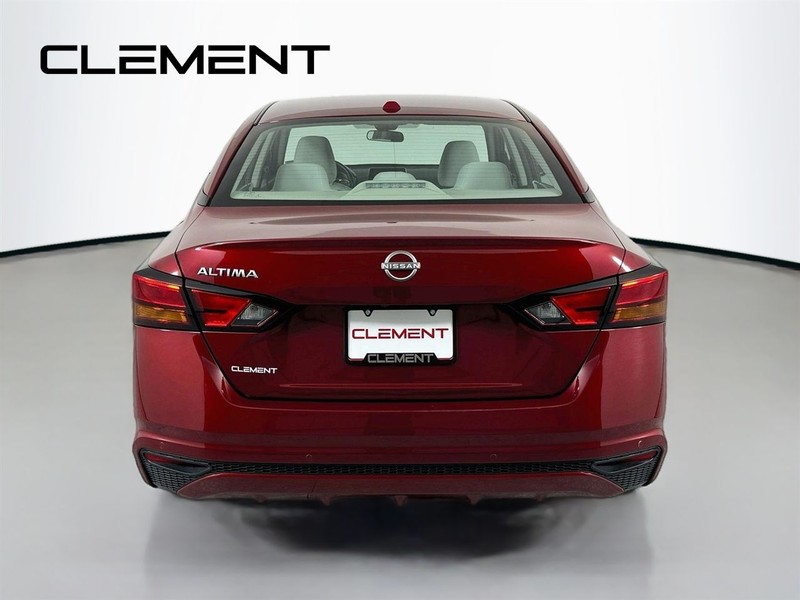 Nissan Altima Vehicle Image 08