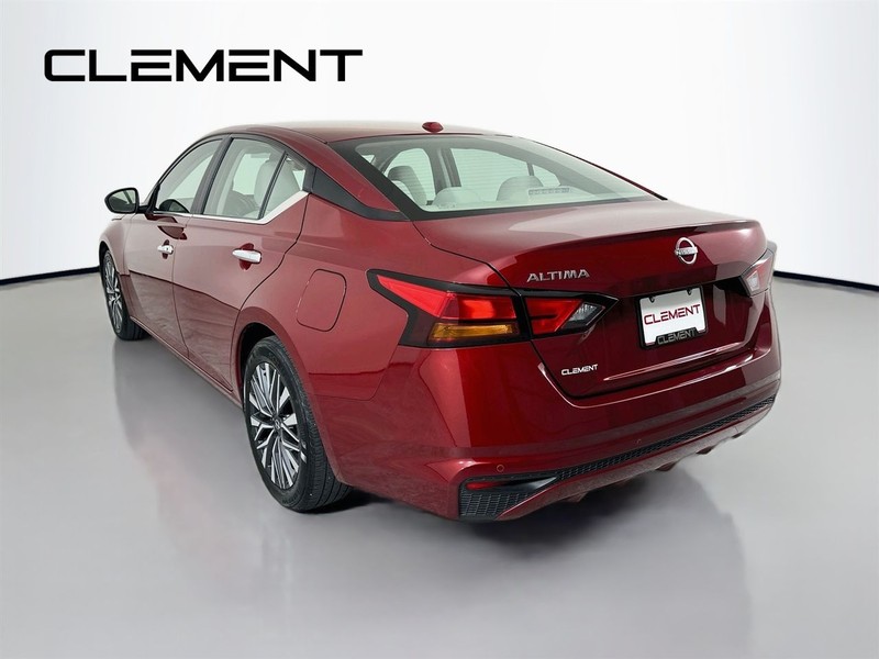 Nissan Altima Vehicle Image 10