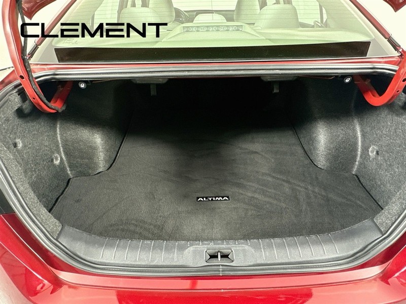 Nissan Altima Vehicle Image 11