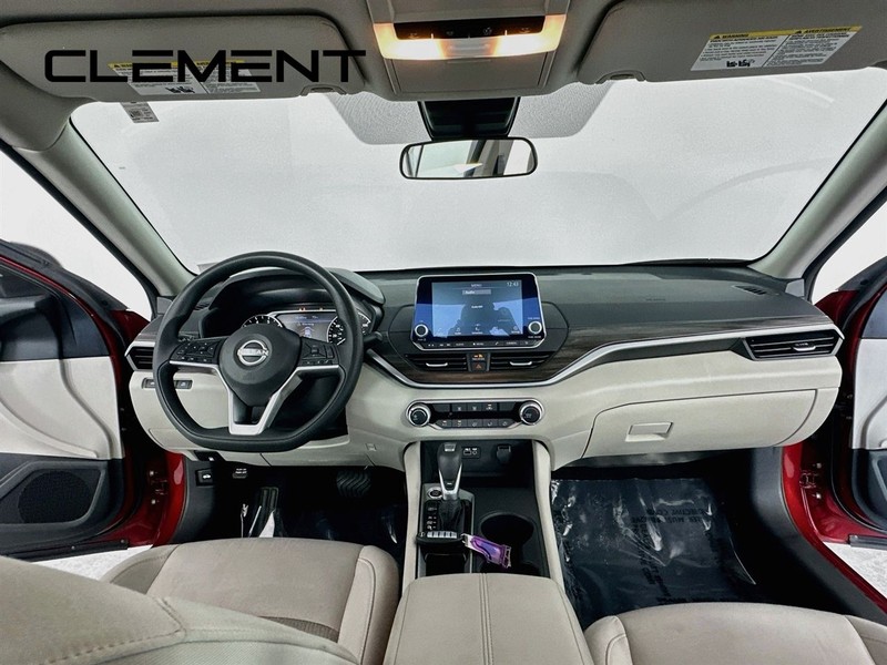 Nissan Altima Vehicle Image 12