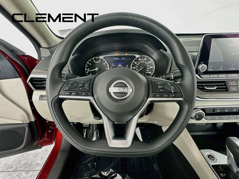 Nissan Altima Vehicle Image 15