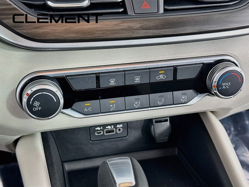 Nissan Altima Vehicle Image 22