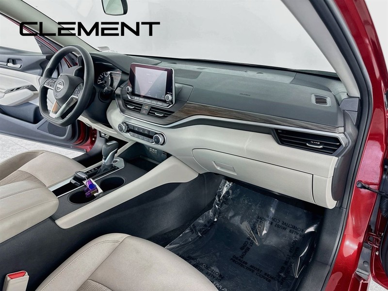 Nissan Altima Vehicle Image 32