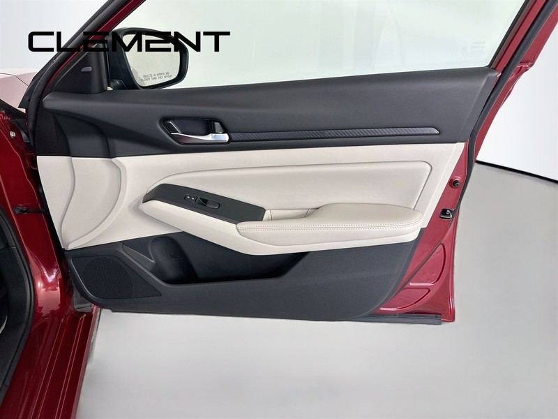 Nissan Altima Vehicle Image 33