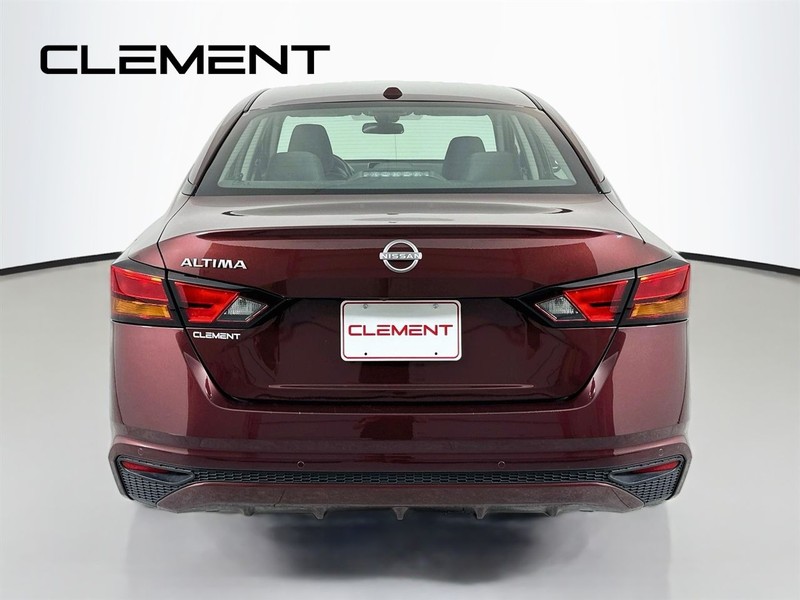 Nissan Altima Vehicle Image 08