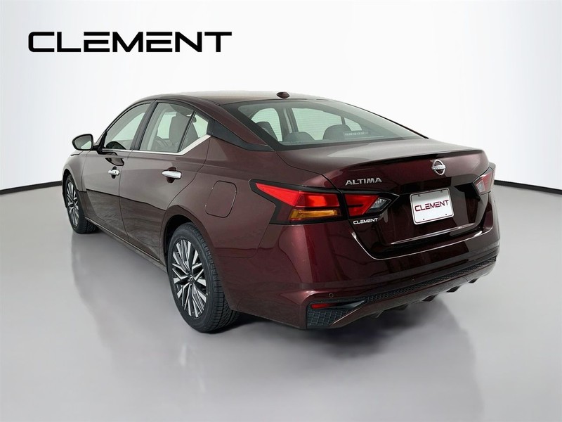 Nissan Altima Vehicle Image 10