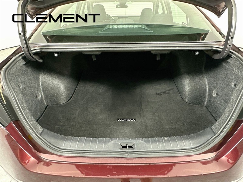 Nissan Altima Vehicle Image 11