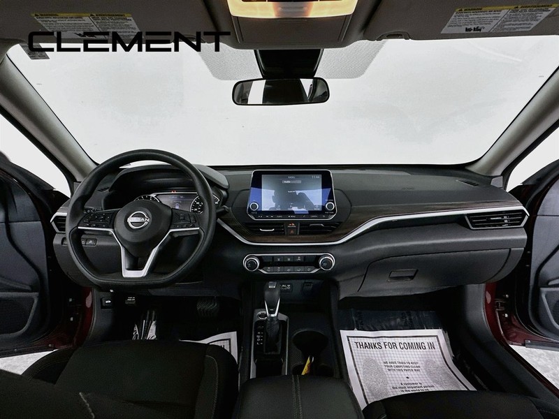 Nissan Altima Vehicle Image 12