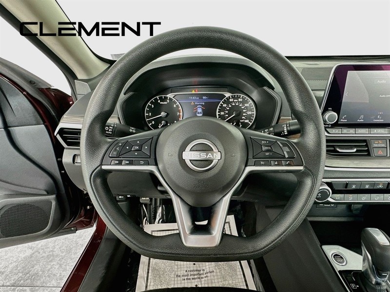 Nissan Altima Vehicle Image 15