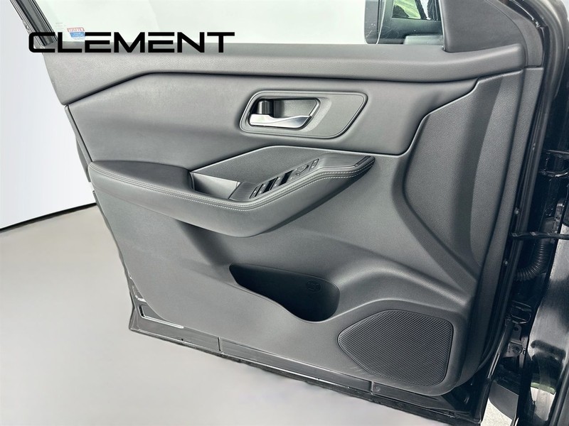 Nissan Rogue Vehicle Image 26
