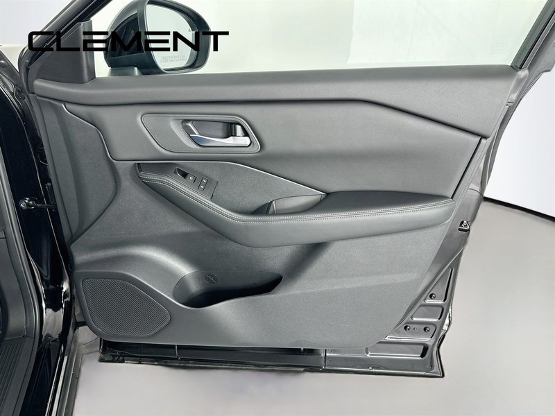 Nissan Rogue Vehicle Image 33