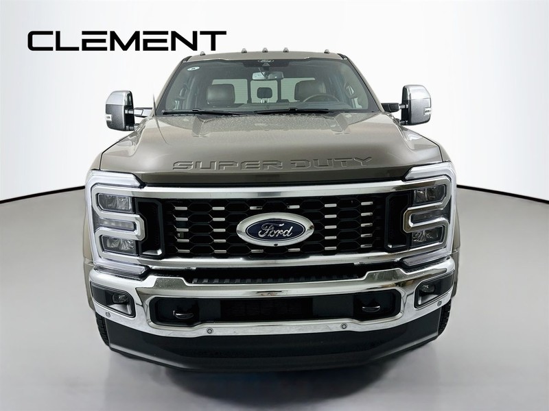 Ford Super Duty F-450 DRW Vehicle Full-screen Gallery Image 3